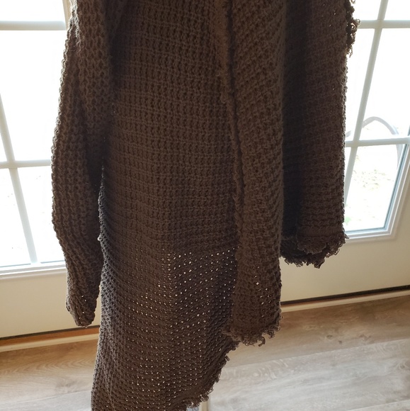 High/low cold shoulder sweater - Picture 2 of 2